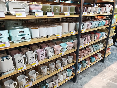 &ldquo;生活日用品、學(xué)習(xí)用品、小電子產(chǎn)品,地鐵口小商品店應(yīng)有盡有!&rdquo;